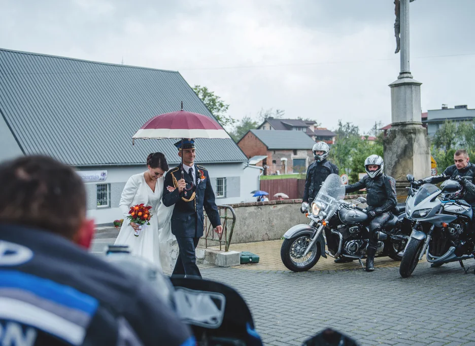 Para młoda i motocykliści w deszczowym reportażu ślubnym